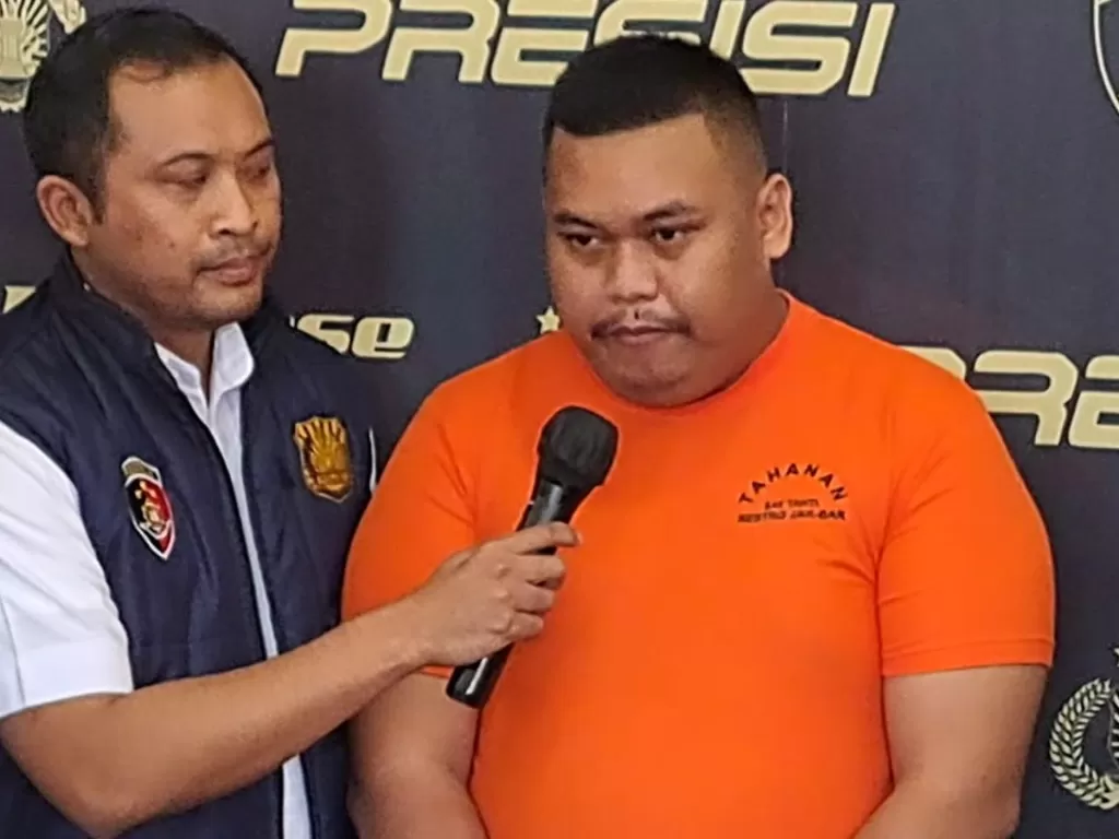 Selebgram Ajudan Pribadi memberikan keterangan terkait kasus dugaan penipuan, di Polres Metro Jakarta Barat. (Indozone/Samsudhuha Wildhansyah)