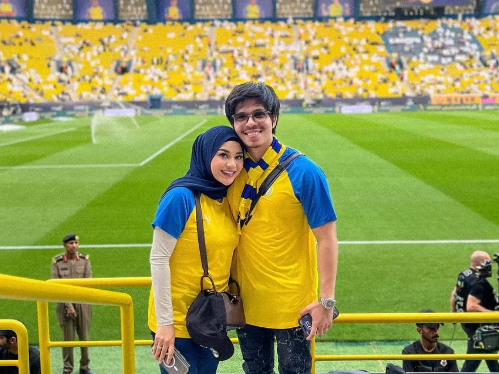 Aurel Hermansyah dan Atta Halilintar menyaksikan pertandingan Cristiano Ronaldo (Instagram/@attahalilintar)