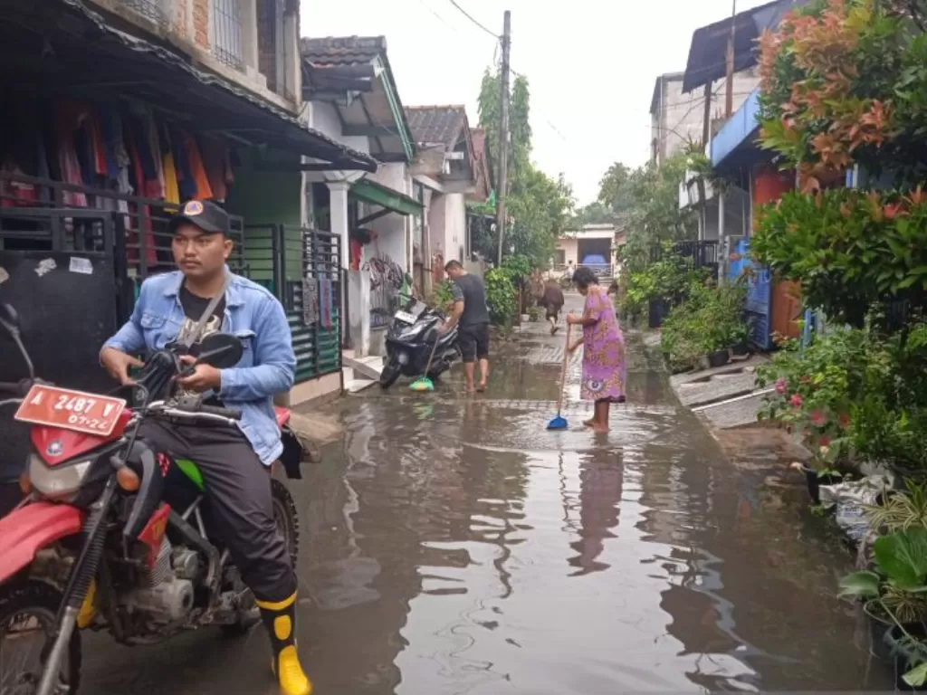  445 Kepala Keluarga (KK) di Perumahan Taman Balaraja, Desa Parahu, Kecamatan Sukamulya, Kabupaten Tangerang, Banten terendam banjir akibat hujan deras yang melanda daerah itu. (ANTARA/Azmi)