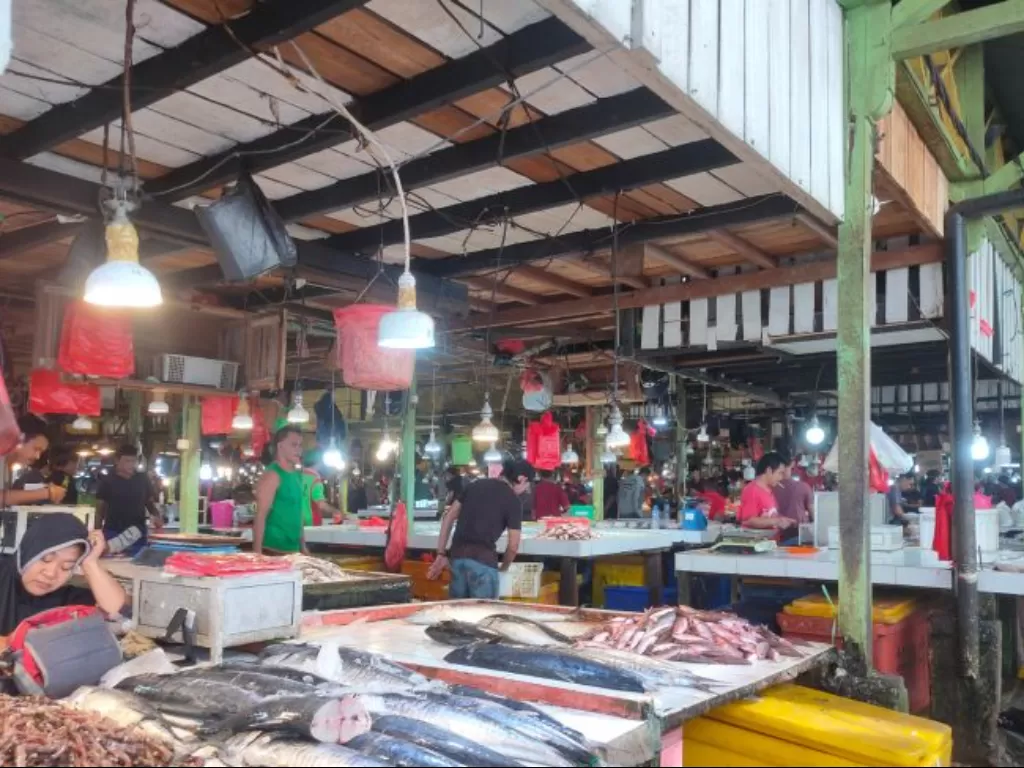 Aktivitas di pasar ikan Flamboyan Pontianak. (ANTARA/Amirul)