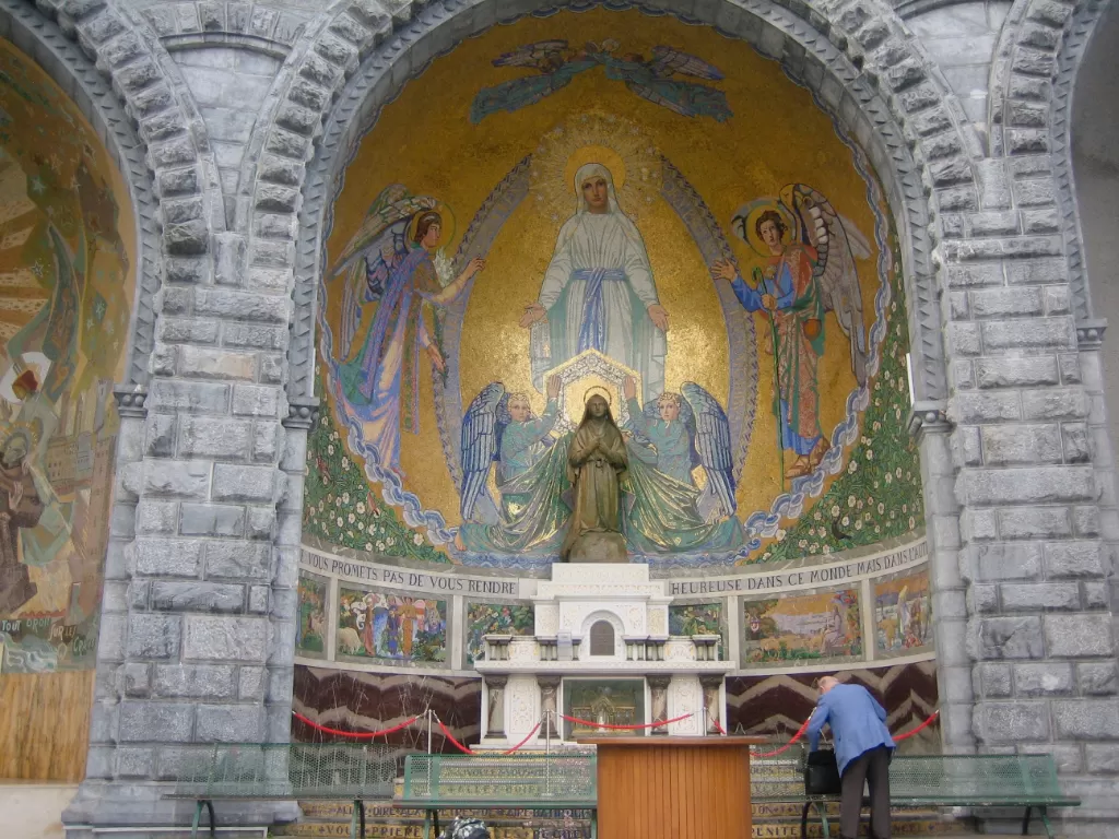 Lourdes di Prancis, tempat ziarah umat Katolik terkenal di dunia. (Z Creators/Alan Munandar)