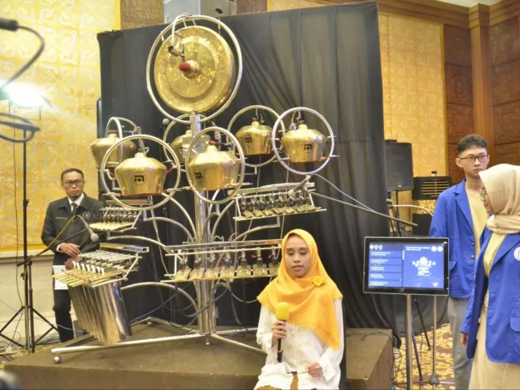 Robot Gamelan Sekar Nuswantoro yang dibuat sejumlah dosen dan mahasiswa Udinus Semarang, saat tampil dalam wisuda ke-77 kampus tersebut di Semarang, Rabu (15/3/2023). (Udinus Semarang)