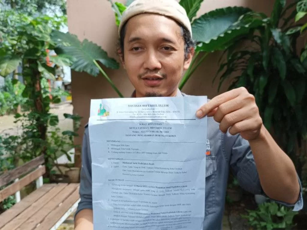 Guru SMK Telkom Sekar Kemuning, Kota Cirebon, Muhammad Sabil Fadhilah menunjukkan surat pemecatannya di Cirebon, Jawa Barat, Rabu (15/3/2023). (ANTARA/Khaerul Izan)
