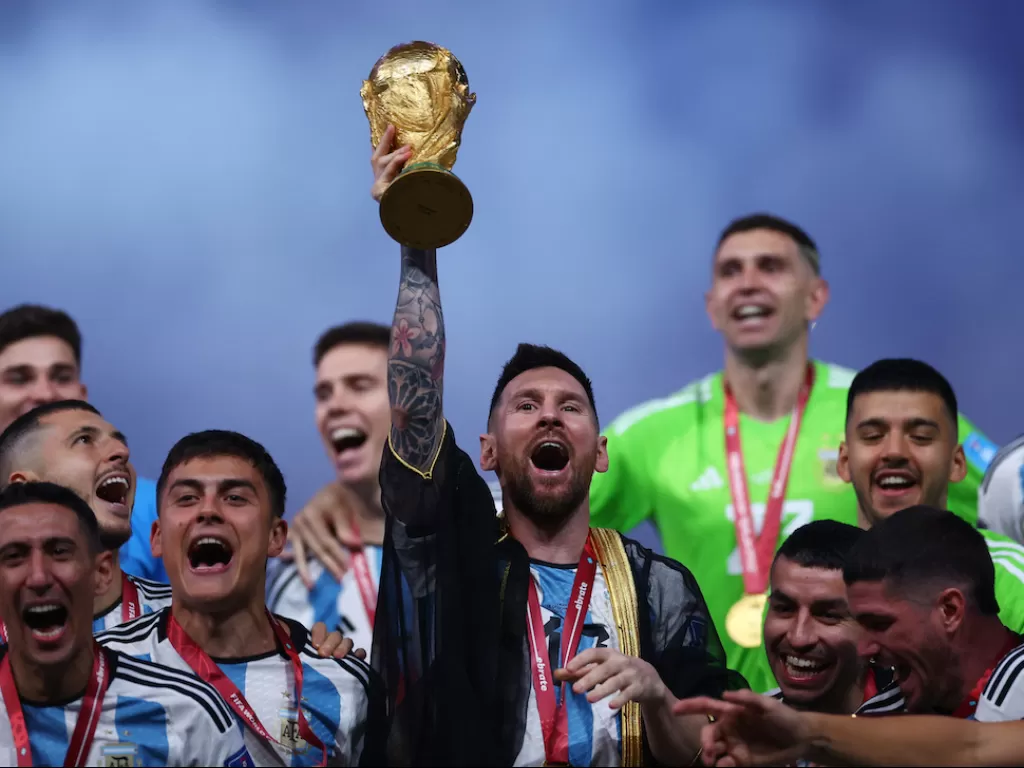Kapten Timnas Argentina, Lionel Messi, mengangkat trofi Piala Dunia (REUTERS/Carl Recine)