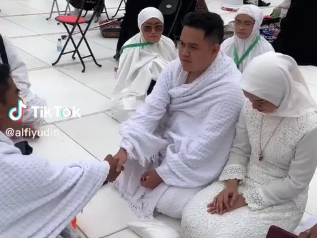 Pasangan menikah di Mekkah (TikTok/alfiyudin)