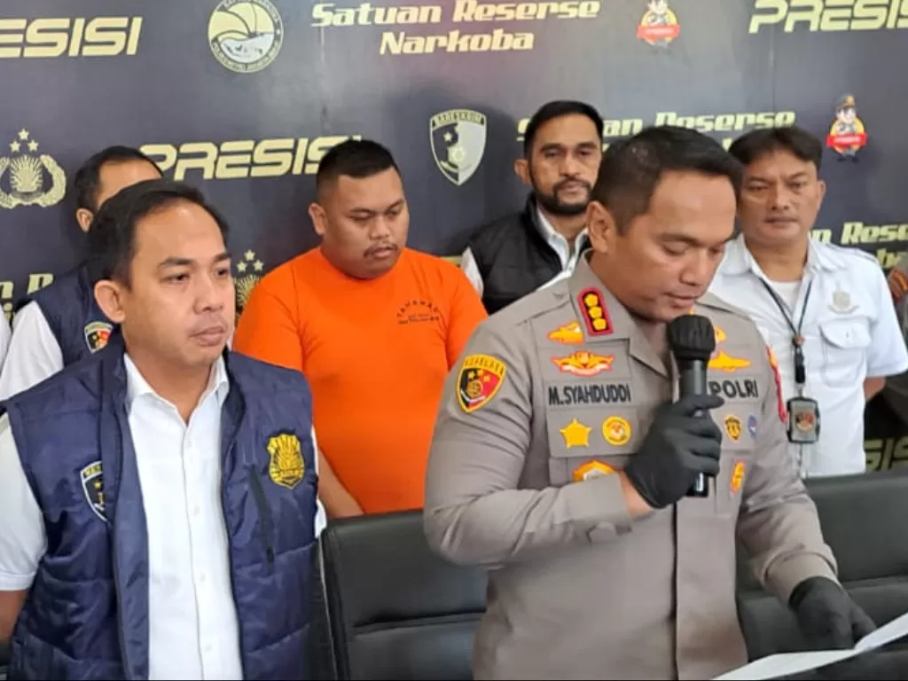 Konferensi pers kasus penipuan Ajudan Pribadi di Mapolres Metro Jakarta Barat (INDOZONE/Samsudhuha Wildansyah).