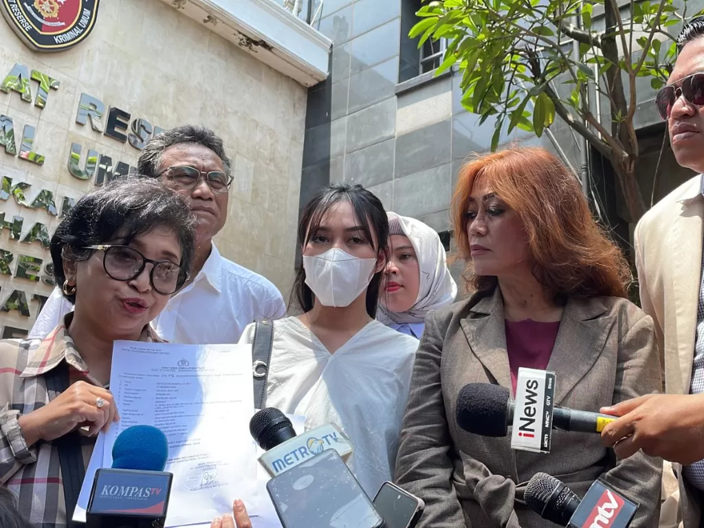 Sosok 'APA' dikasus Mario Dandy (tengah berbaju putij) dan pengacaranya, Enita (tengah kanan) di Mapolda Metro Jaya, Jakarta. (INDOZONE/Samsudhuha Wildansyah).