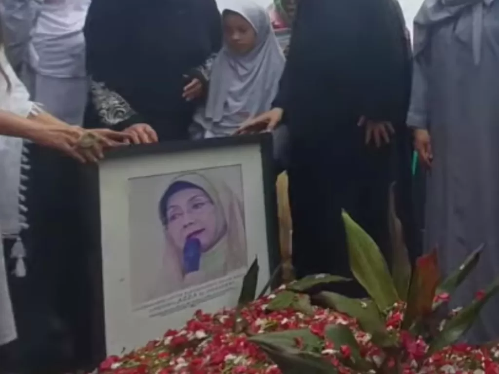 Jenazah aktris senior Nani Wijaya sudah dimakamkan di TPU di kawasan Sentul, Bogor, Jawa Barat, Kamis (16/3/2023). (Tangkapan layar YouTube/Intens Investigasi)
