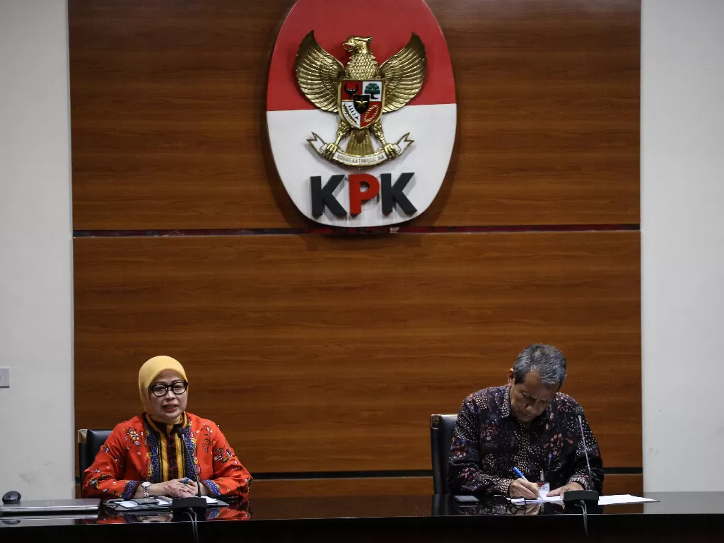 Deputi Pencegahan dan Monitoring Komisi Pemberantasan Korupsi (KPK) Pahala Nainggolan (kanan) bersama Jubir KPK Ipi Maryati Kuding (kiri). (ANTARA FOTO/Asprilla Dwi Adha)