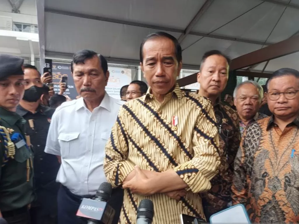 Presiden Joko Widodo menjawab pertanyaan wartawan seusai menghadiri peresmian pembukaan 
