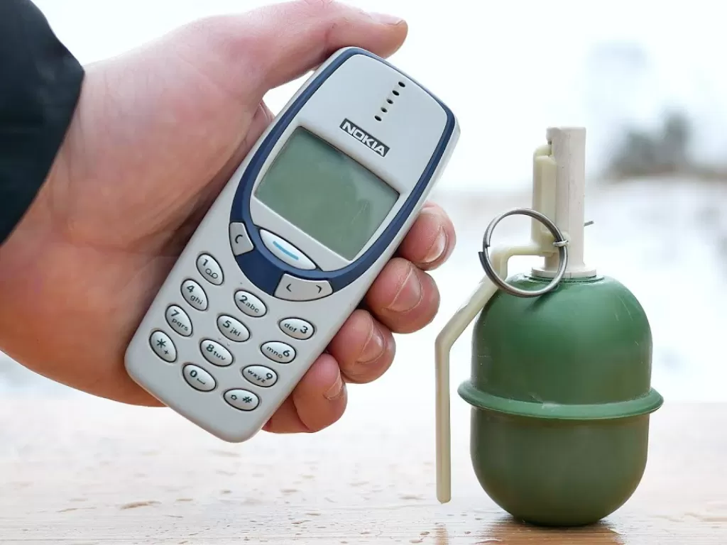 Ketika Nokia 3310 Diledakan Menggunakan Granat. (YouTube/ [OddlyTube])