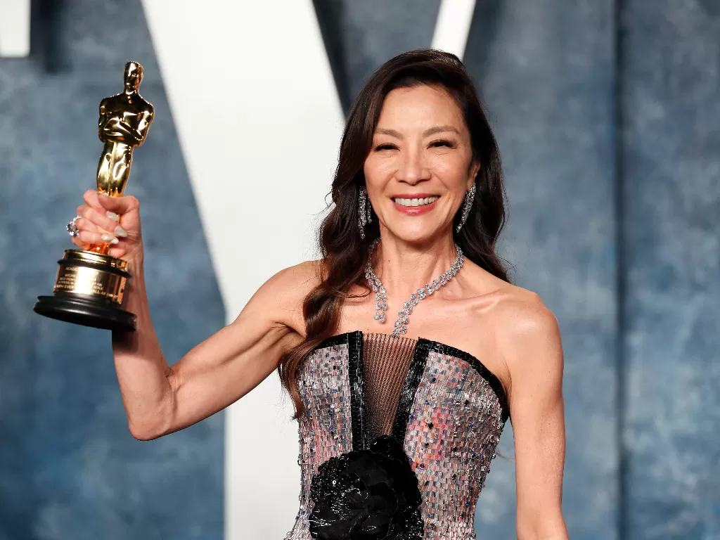 Michelle Yeoh meraih Oscar 2023 (REUTERS/Danny Moloshok)