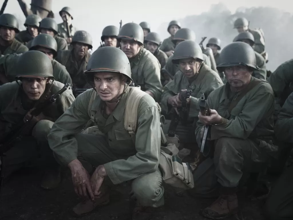 Andrew Garfield (tengah) saat berperan di film Hacksaw Ridge (IMDb)