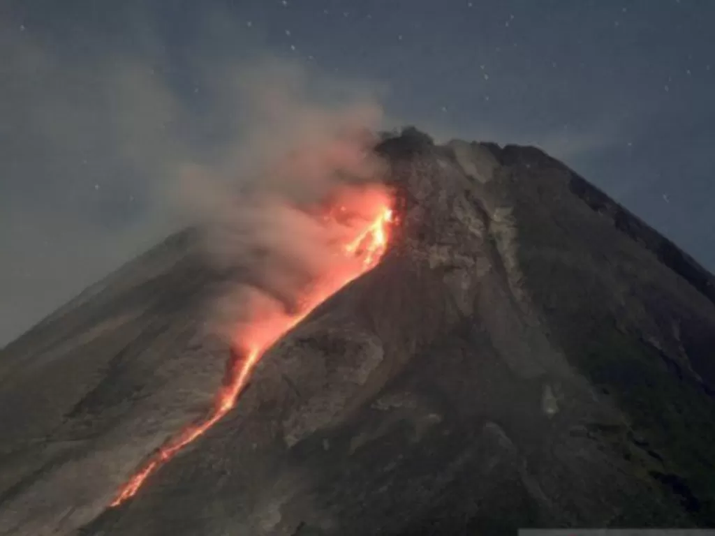 Guguran lava pijar Gunung Merapi terlihat dari Turi, Sleman, DI Yogyakarta, Senin (13/3/2023). (ANTARA FOTO/Hendra Nurdiyansyah