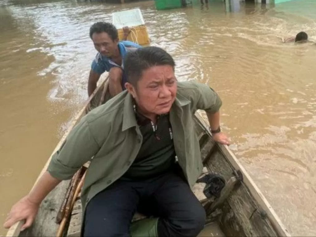 Gubernur Sumatera Selatan Herman Deru meninjau lokasi banjir akibat luapan sungai kelingi di Kabupaten Musi Rawas - Musi Banyuasin, Rabu (15/3/2023) (Humas Pemprov Sumsel)