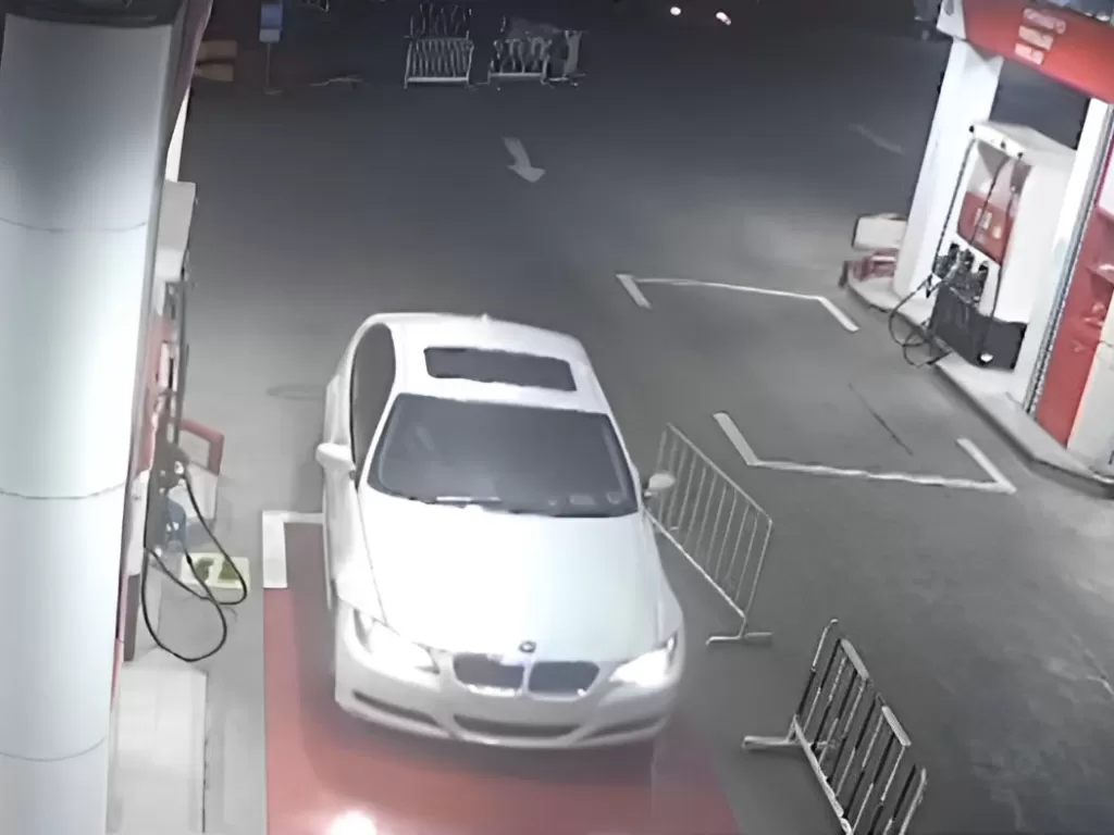 Mobil BMW kabur setelah isi bensin pada 2021 diduga dikendarai Mario Dandy (Screenshoot video viral).