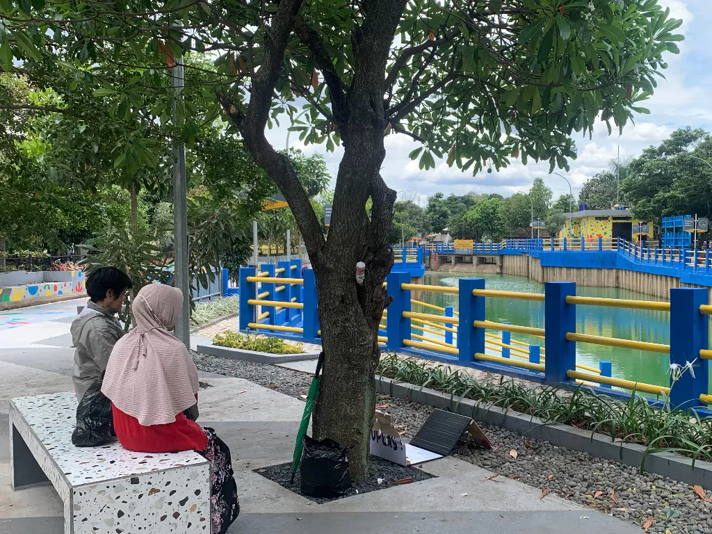 Warga santai di area kolam retensi banjir di Gedebage, Bandung (Z Creators/Faqih Mauludin)