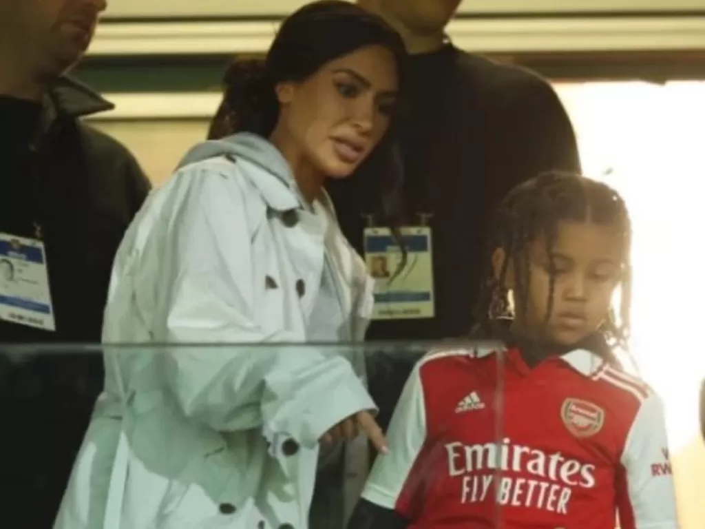 Kim Kardashian Bersama Anaknya, Saint Menonton Arsenal vs Sporting CP di Emirates Stadium (Twitter/afcstuff)
