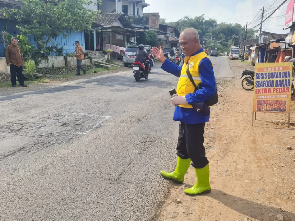 Para pekerja perbaikan jalan Provinsi Jawa Tengah, bekerja tanpa kenal lelah hingga 24 jam. (Ist)