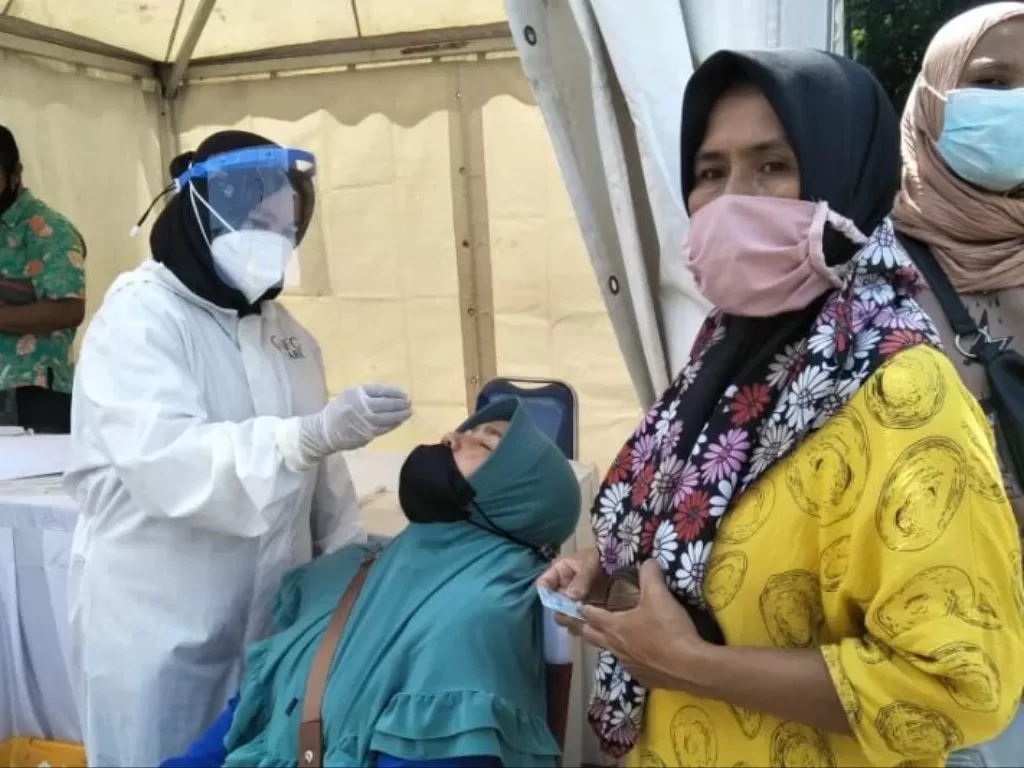 Seorang tenaga kesehatan (nakes) sedang melakukan tes usap antigen di Kota Mataram, Provinsi Nusa Tenggara Barat. (ANTARA/Nirkomala)