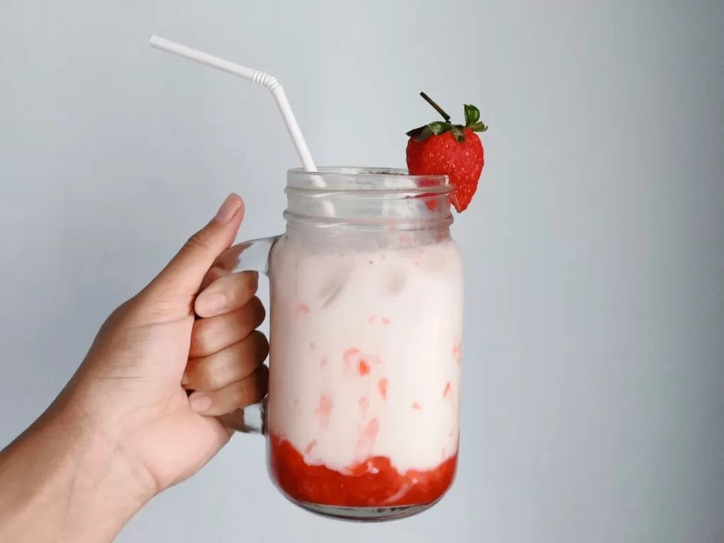 Penampakan Minuman Korean Strawberry Milk. (Z Creators/Adila Fikri)