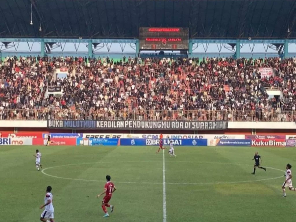 Tribun Timur Stadion Maguwoharjo, Sleman Dalam Laga Arema FC vs Persebaya Surabaya dengan Skor Akhir Imbang 1-1 (Twitter/@FaktaSepakbola)