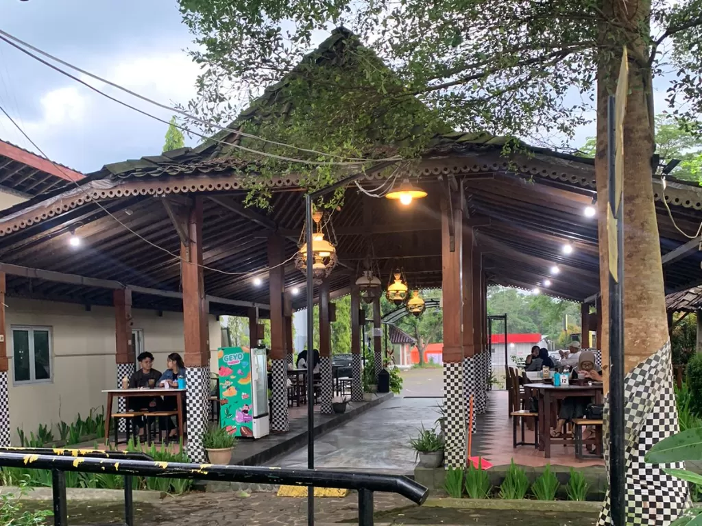 Suasana makan di Hotplate Corner Jakal, Sleman, Yogyakarta. (Z Creators/Adila Fikri)