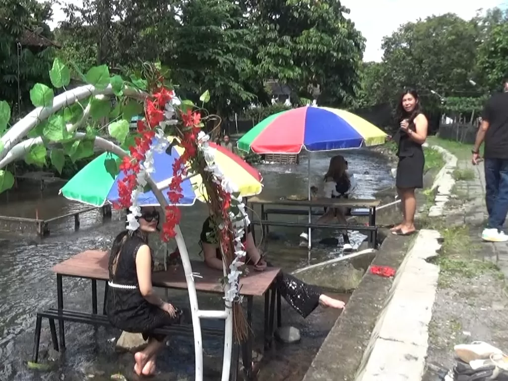 Menikmati Iga Bakar sambil main air di Sungai Boyolali. (Zcreators/Eksani)