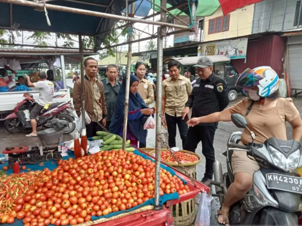 Pegawai yang ditugaskan dari DPKUKMP Kota Palangka Raya, Kalimantan Tengah melakukan sidak ke kawasan pasar besar jelang Ramadan. (ANTARA/Adi Wibowo)