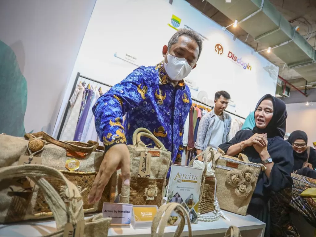 Wali Kota Bandung, Yana Mulyana memantau 46 produk UMKM binaan Dekranasda Kota Bandung yang hadir di Pullman Bandung Grand Central. (Ist)