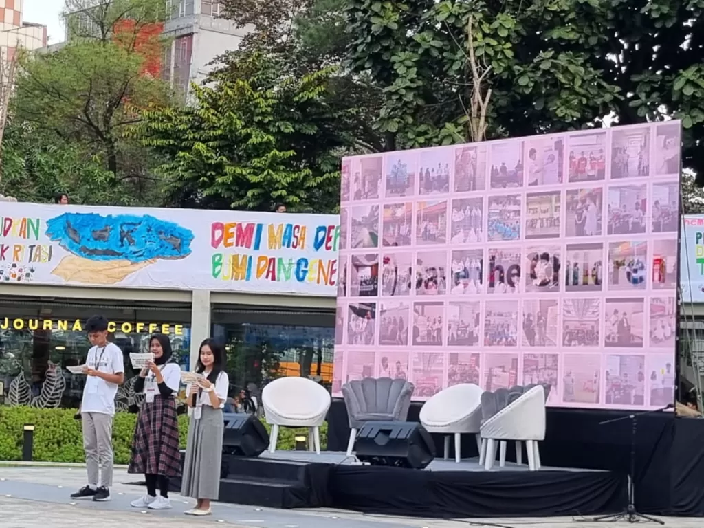 Talkshow Save The Children feat Child Campaigner bertajuk 'Peran Anak dan Orang Muda dalam Daur Ulang Sampah Plastik' di Taman Literasi Martha Christina Siahahu, Jakarta Selatan, Sabtu (18/3/2023). (Indozone/Arvi Resvanty)
