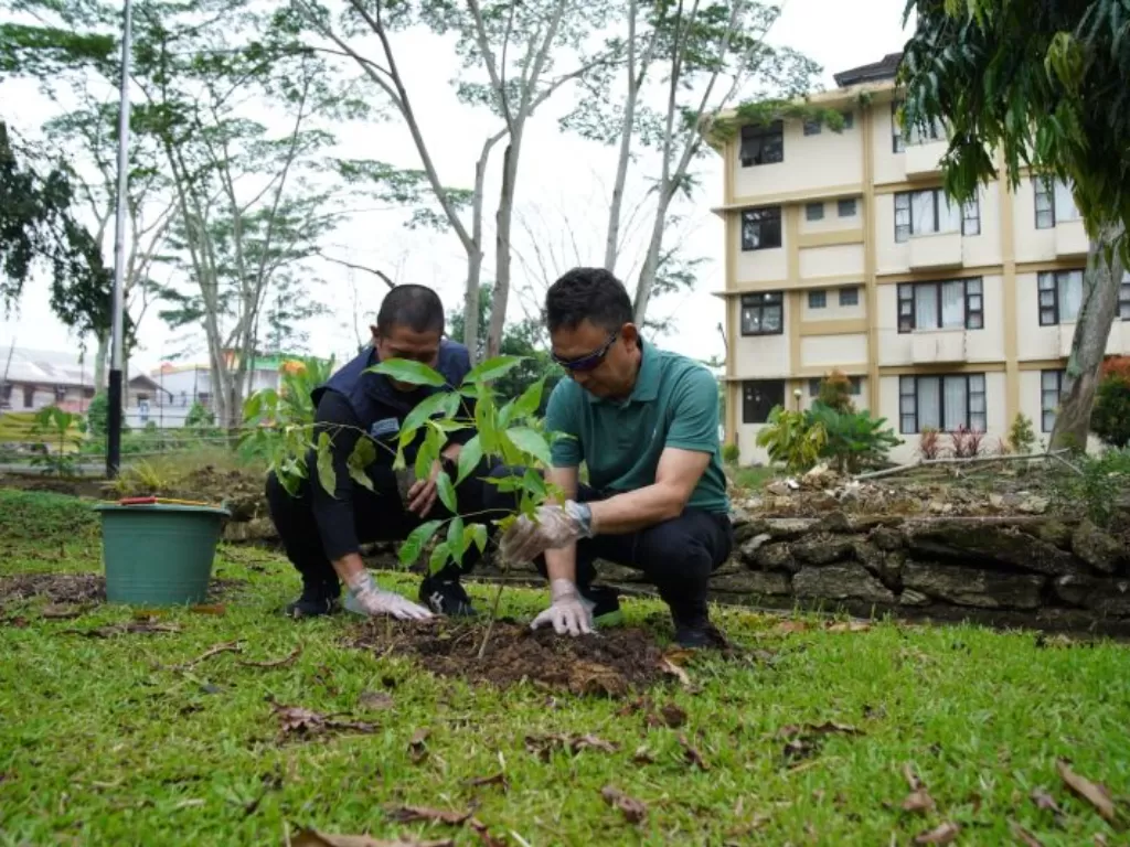 Kegiatan menanam pohon yang menjadi bagian menjaga lingkungan termasuk menjaga air untuk lebih baik (ANTARA/Prokopim PTK)
