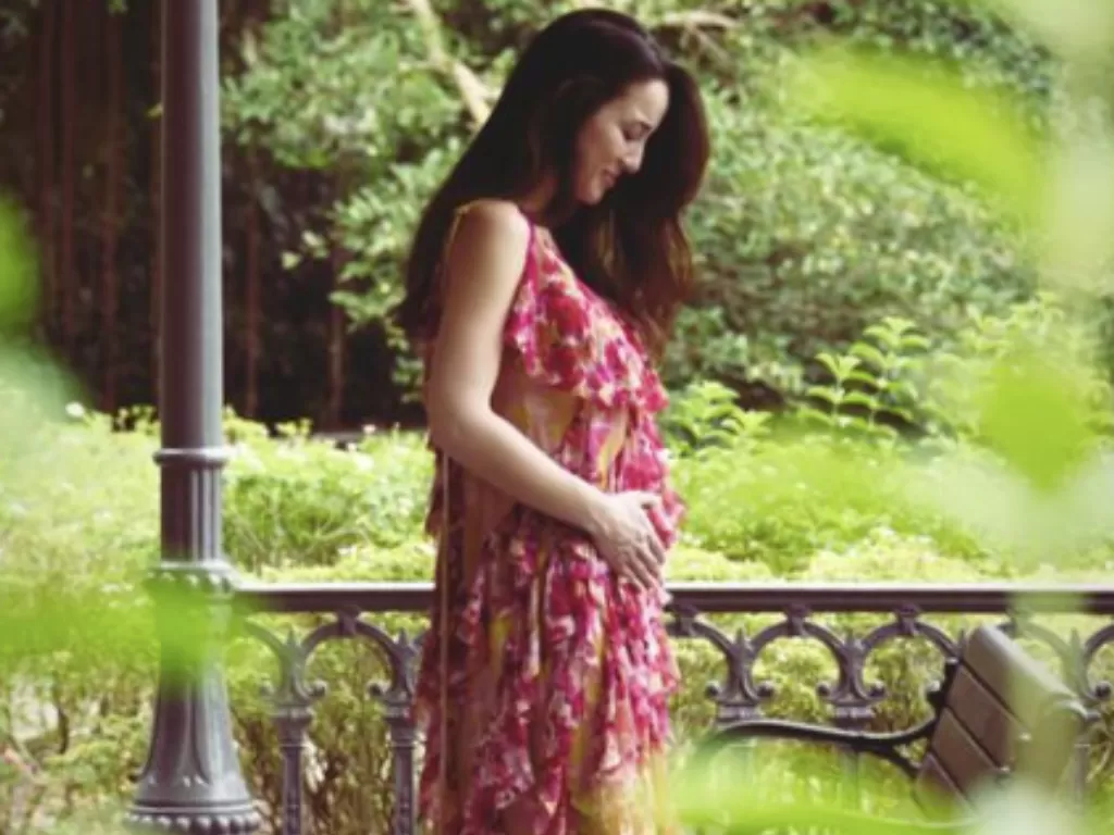 Aktris Julie Estelle hamil anak pertama. (Instagram Story/julstelle)