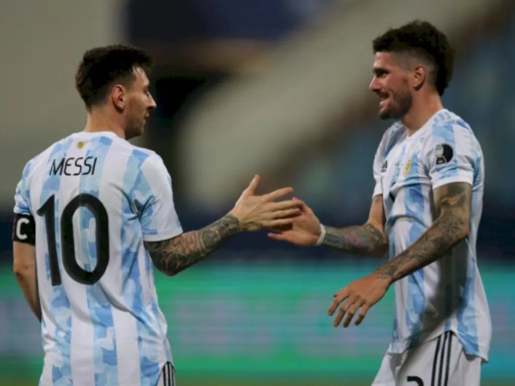 Lionel Messi dan Rodrigo De Paul. (photo/REUTERS/DIEGO VARA)