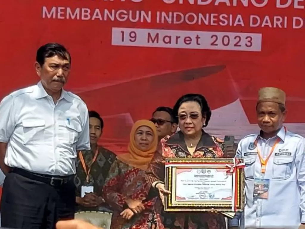Megawati peroleh pengharggan dari APDEDI dukung alokasi dana desa 10 persen dari APBN. (ANTARA)