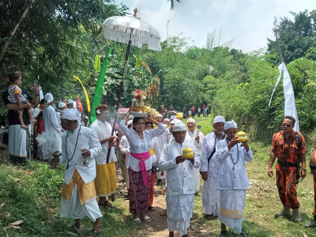 atusan umat Hindu Boyolali mengikuti upacara Melasti atau mendak tirta di Umbul Siti Inggil, Desa Bendan, Kecamatan Banyudono, Boyolali. (Z Creators/Eksani)