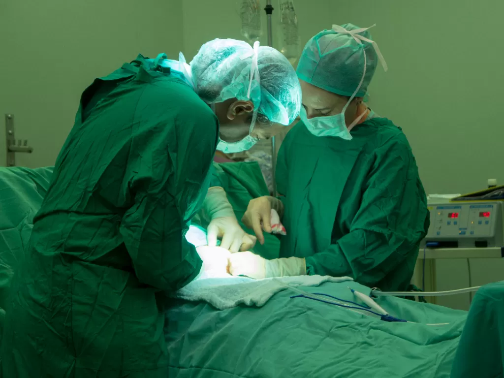 Ilustrasi operasi transplantasi ginjal. (Freepik/freestockcenter)