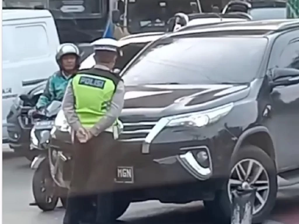 Mobil Fortuner seruduk polisi (Instagram/@infojkt24)