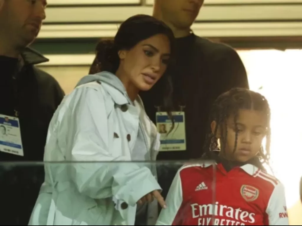 Kim Kardashian menyaksikan pertandingan Arsenal di Emirates Stadium (Instagram/@kimkardashian)