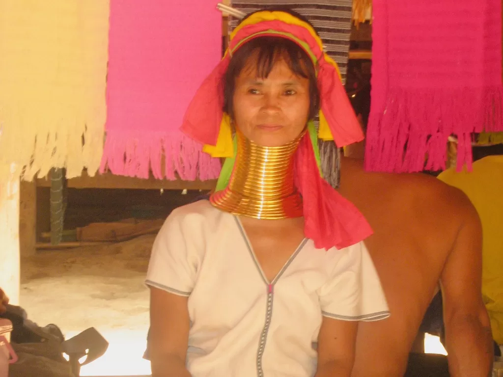 Salah satu wanita dari Suku Kayan melakukan tradisi memanjangkan leher (Z Creators/Alan Munandar)