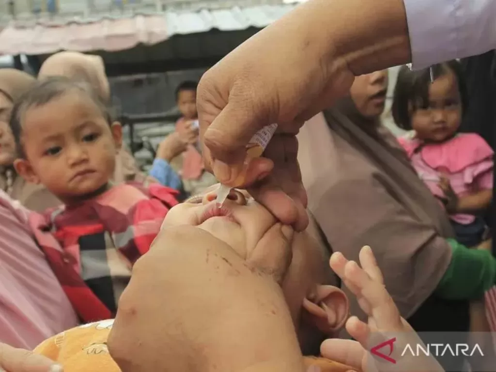 Ilustrasi - Petugas kesehatan memberikan vaksin polio tetes (Oral Poliomyelitis Vaccine) kepada balita saat imunisasi polio serentak di Kantor Balai Desa Meureubo, Aceh (ANTARA FOTO/Syifa Yulinnas)