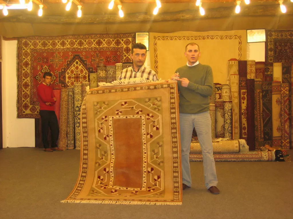 Salah satu karpet handmade khas Marmaris yang dijual di salah satu toko. (Z Creator/Alan Munandar)