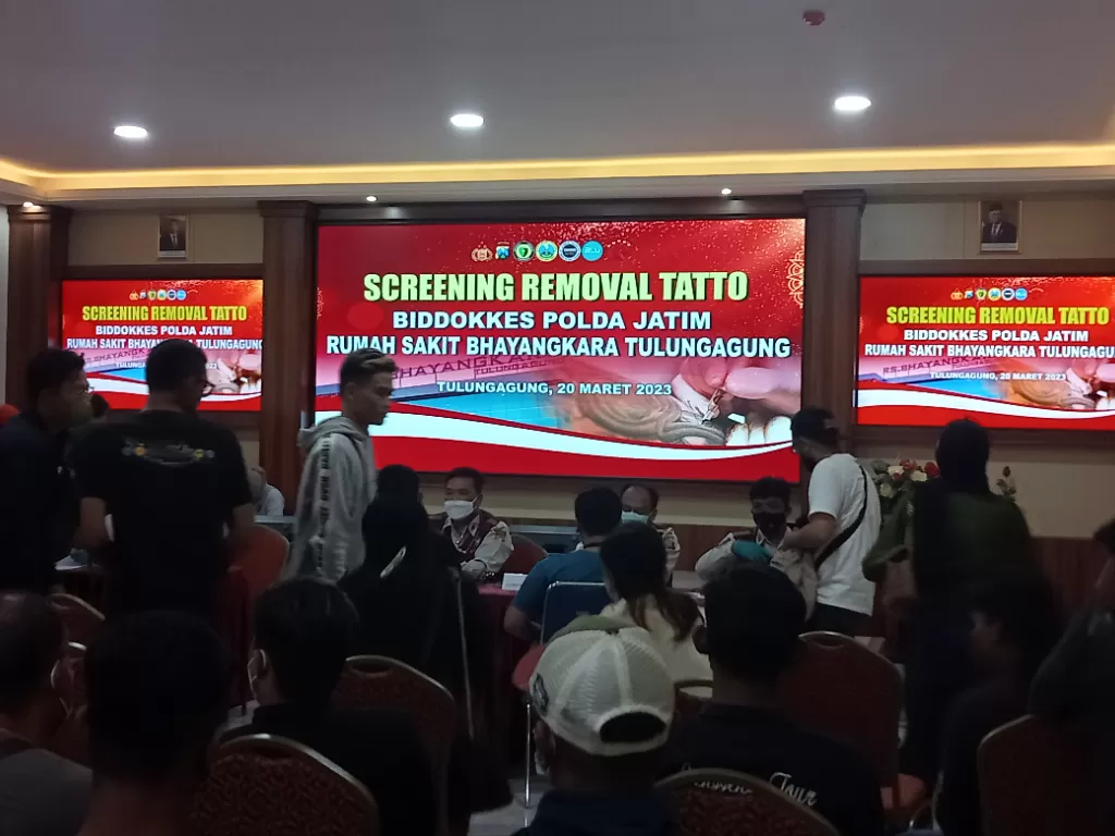 Peserta screening program penghapusan tato menjelang Ramadan di RS Bhayangkara Tulungagung. (Z Creator/Firmanto Imansyah)