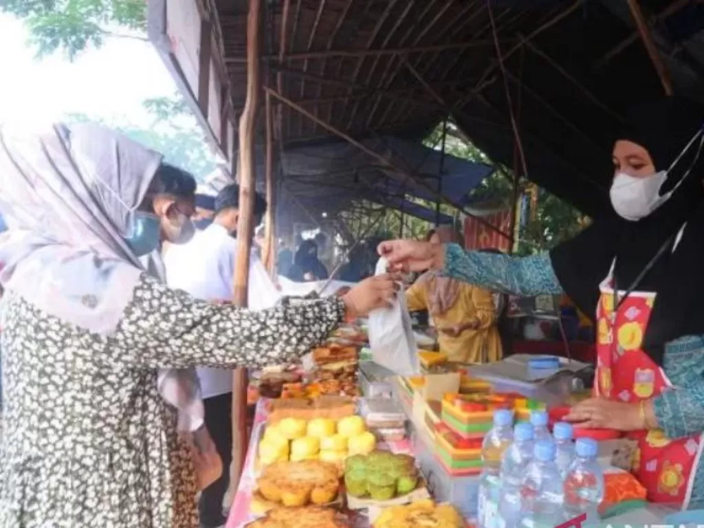 Seorang warga bertransaksi dengan pedagang di Pasar Wadai Ramadhan Kota Banjarmasin pada Ramadhan tahun lalu. (ANTARA/HO-Pemkot Banjarmasin