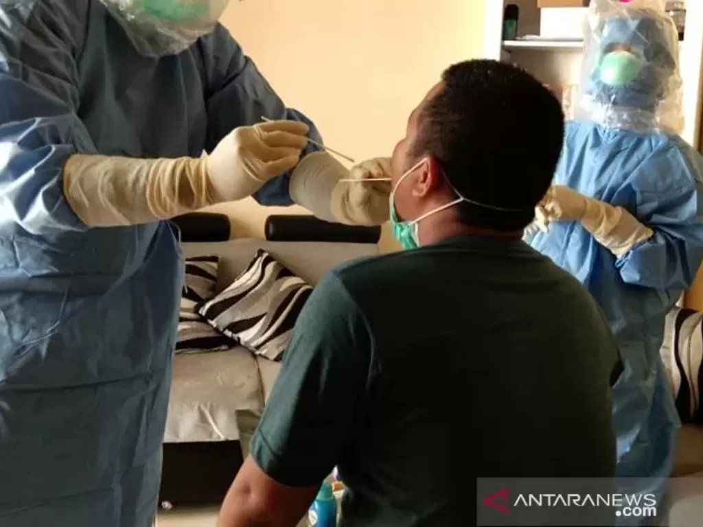 Ilustrasi-Petugas medis RSUD dr. Iskak Tulungagung mengambil sampel lendir dengan teknik swab tenggorokan di rumah pasien Agung Hartadi di lingkungan Kelurahan Jepun, Tulungagung, Selasa (31/3/2020). (ANTARA/Handout)