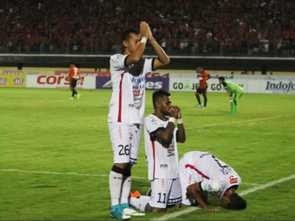 3 pemain Bali United melakukan selebrasi menurut agama yang mereka anut masing-masing (REUTERS)
