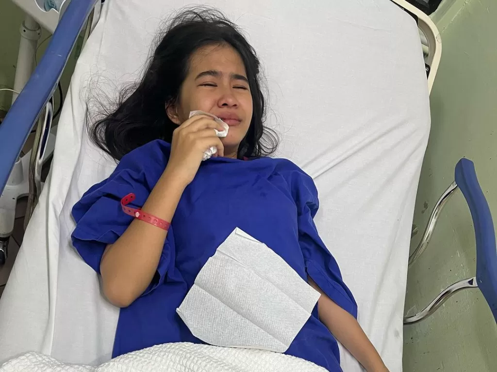 Puteri Rafasya, 12, mengalami kelumpuhan dan terbaring di rumah sakit. (Instagram) 