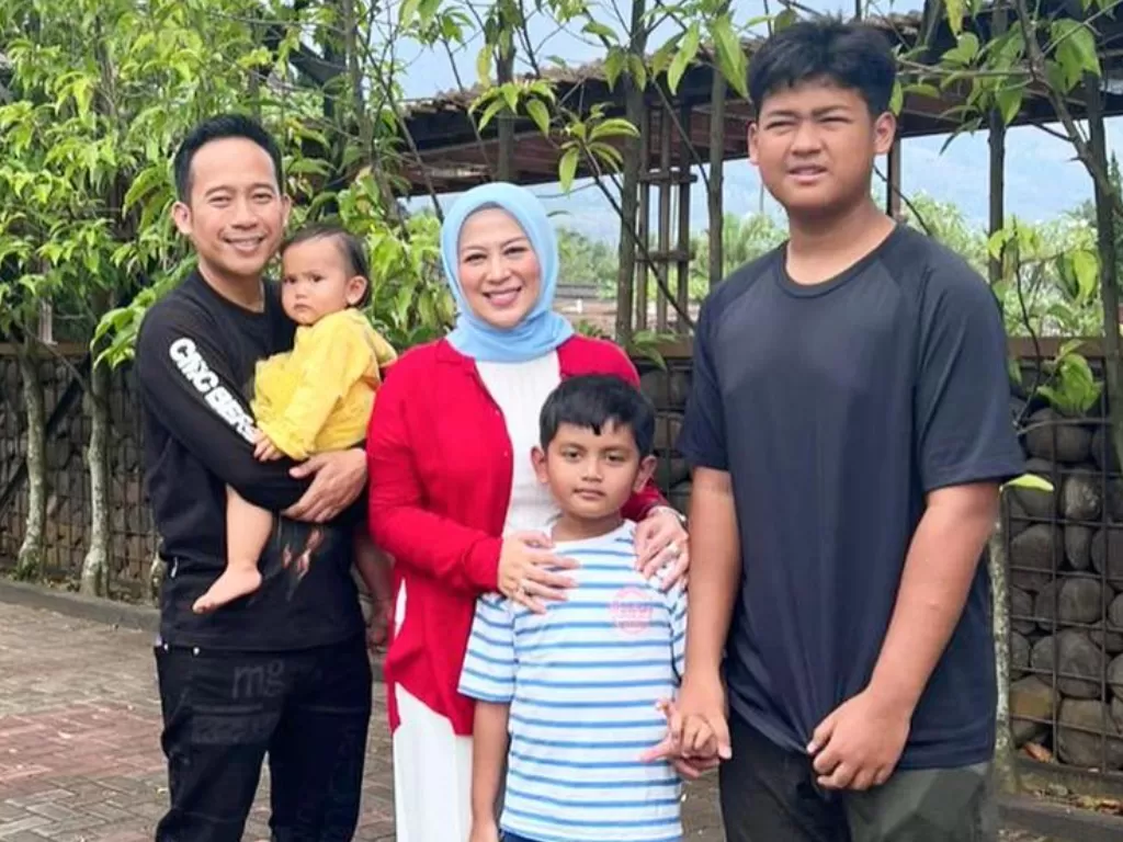 Denny Cagur dan Anak-anaknya (Instagram/@dennycagur)