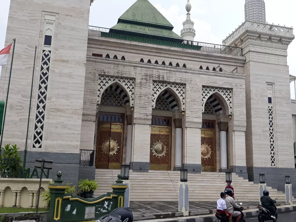 Melihat indahnya Masjid Suciati, yang desainnya mirip dengan Masjid Nabawi (Z Creators/Diva Ami)