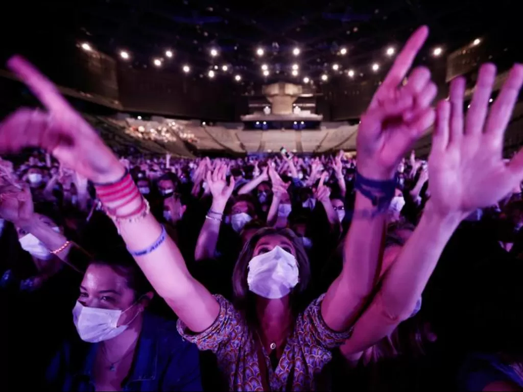 Ilustrasi menyaksikan konser. (REUTERS/Christian Hartmann)